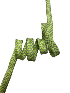 Шнур плоский полиэстер 10мм цв.салатовый с черными точками(в рул.100м,)(мешок30)