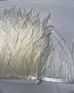 Перья страуса на ленте 15см цв.молочный(в упак.10м)  