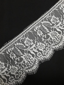 0065А Кружево шантильи с ресничками шир.18см цв.белый(в упак.30м)